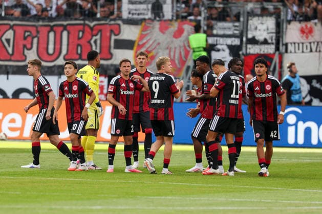 2026.09.06 xjfx Fussball 1. Bundesliga Eintracht Frankfurt - FC Augsburg, Team Eintracht Frankfurt Illustrative image: The team from gathers in a circle before the match, united by team spirit, motivation and determination (DFL DFB REGULATIONS PROHIBIT ANY USE OF PHOTOGRAPHS as IMAGE SEQUENCES and or QUASI-VIDEO) *** September 6, 2026 xjfx Soccer 1st Bundesliga Eintracht Frankfurt vs. FC Augsburg, Eintracht Frankfurt team. Illustrative image: The team gathers in a circle before the match, united by team spirit, motivation, and determination. DFL and DFB regulations prohibit any use of photographs as image sequences and or quasi-video. Copyright: HMBxMedia JoaquimxFerreira