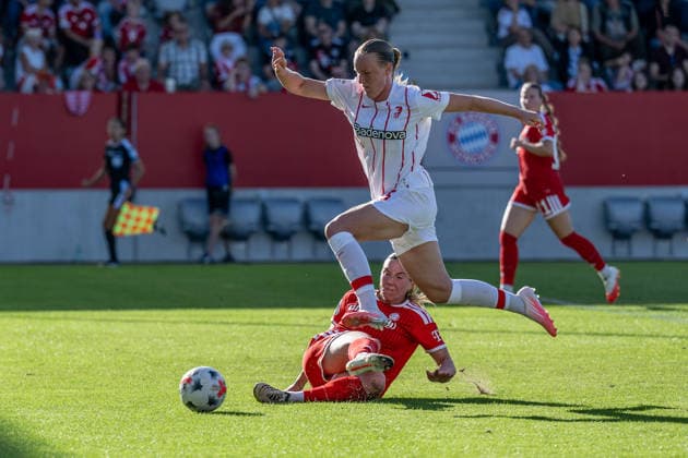 Vanessa Gilles (FC Bayern Muenchen Frauen, 02) kann hier Luca Birkholz (SC Freiburg, 23) auf ihrem Weg zum Tor zum 2:1 - Anschluss nicht stoppen GER, FC Bayern Muenchen Frauen vs. SC Freiburg, Fussball, Google Pixel Frauen-Bundesliga, 3. Spieltag, Saison 2026 2027, 06.09.2026 (DFL DFB REGULATIONS PROHIBIT ANY USE OF PHOTOGRAPHS as IMAGE SEQUENCES and or QUASI-VIDEO). Foto: HMB Media Heike Feiner *** Vanessa Gilles of FC Bayern Munich Women (No. 02) is unable to stop Luca Birkholz of SC Freiburg (No. 23) as she heads toward the goal to score the 2-1 goal, GER, FC Bayern Munich Women vs. SC Freiburg, Soccer, Google Pixel Women’s Bundesliga, Matchday 3, 2026–2027 Season, September 6, 2026. DFL and DFB regulations prohibit any use of photographs as image sequences and or quasi-video. Photo: HMB Media, Heike Feiner Copyright: HMBxMedia HeikexFeiner