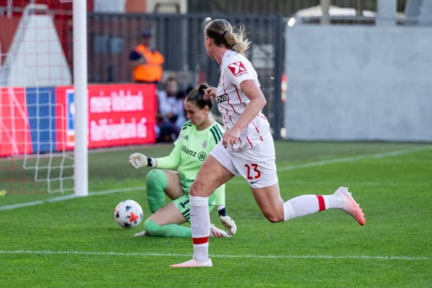 Luca Birkholz (SC Freiburg, 23) erzielt hier gegen Ena Mahmutovic (Torfrau, FC Bayern Muenchen Frauen, 01) das Tor zum 2:1 - Anschluss GER, FC Bayern Muenchen Frauen vs. SC Freiburg, Fussball, Google Pixel Frauen-Bundesliga, 3. Spieltag, Saison 2026 2027, 06.09.2026 (DFL DFB REGULATIONS PROHIBIT ANY USE OF PHOTOGRAPHS as IMAGE SEQUENCES and or QUASI-VIDEO). Foto: HMB Media Heike Feiner *** Luca Birkholz of SC Freiburg, 23, scores here against goalkeeper Ena Mahmutovic, FC Bayern Munich Women, No. 01, scoring the goal to make it 2–1, GER, FC Bayern Munich Women vs. SC Freiburg, Soccer, Google Pixel Women’s Bundesliga, Matchday 3, 2026–2027 season, September 6, 2026 DFL DFB regulations prohibit any use of photographs as image sequences and or quasi-video. Photo: HMB Media, Heike Feiner Copyright: HMBxMedia HeikexFeiner