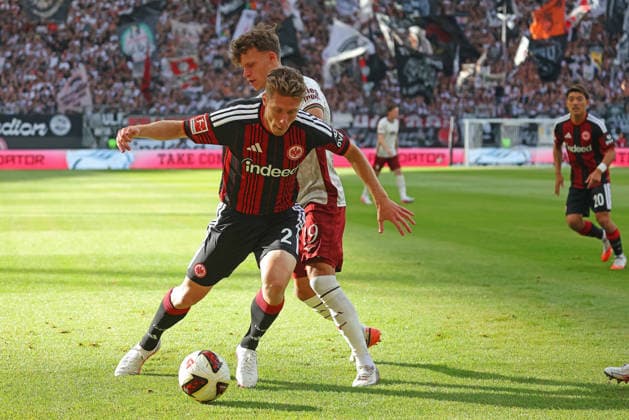 Frankfurt, Deutschland 06. September 2026: 1. BL - 2026 2027 - Sp. 2 - Eintracht Frankfurt gegen FC Augsburg Im Bild: v. li. im Zweikampf Elias Baum (Frankfurt) gegen Robin Fellhauer (FCA). DFL DFB regulations prohibit any use of photographs as image sequences and or quasi-video Deutsche Bank Park Hessen *** Frankfurt, Germany September 6, 2026 Bundesliga 2026–2027 Matchday 2: Eintracht Frankfurt vs. FC Augsburg Pictured, from left, in a tackle: Elias Baum (Frankfurt) vs. Robin Fellhauer (FCA). DFL and DFB regulations prohibit any use of photographs as image sequences and or quasi-video. Deutsche Bank Park, Hesse Copyright: xFotostandx xRacochax