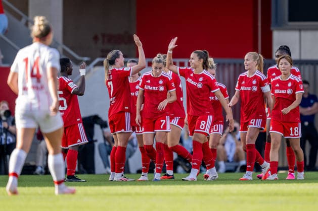 Die Muenchnerinnen bejubeln mit Klara Buehl (FC Bayern Muenchen Frauen, 17) deren Tor zum 3:1, in der Mitte Lena Oberdorf (FC Bayern Muenchen Frauen, 08), die die Vorlage gegeben hatte GER, FC Bayern Muenchen Frauen vs. SC Freiburg, Fussball, Google Pixel Frauen-Bundesliga, 3. Spieltag, Saison 2026 2027, 06.09.2026 (DFL DFB REGULATIONS PROHIBIT ANY USE OF PHOTOGRAPHS as IMAGE SEQUENCES and or QUASI-VIDEO). Foto: HMB Media Heike Feiner *** The Munich women celebrate with Klara Buehl of FC Bayern Munich Women, 17, after her goal to make it 3–1; in the center is Lena Oberdorf of FC Bayern Munich Women, 08, who provided the assist (GER), FC Bayern Munich Women vs. SC Freiburg, soccer, Google Pixel Women’s Bundesliga, Matchday 3, 2026–2027 season, September 6, 2026. DFL and DFB regulations prohibit any use of photographs as image sequences and or quasi-video. Photo: HMB Media, Heike Feiner Copyright: HMBxMedia HeikexFeiner