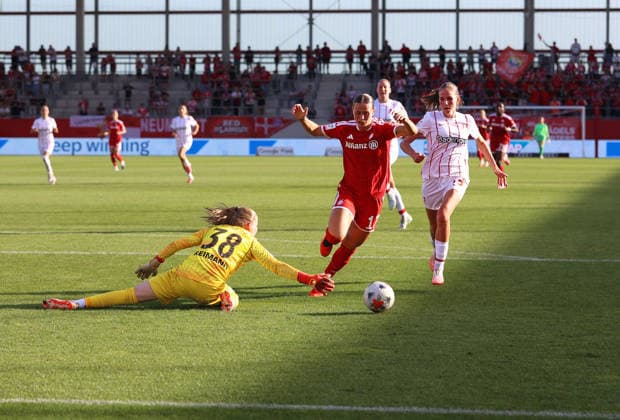 Fussball, Frauen, Google Pixel Frauen Bundesliga, 3.Spieltag, Saison 2026 2027, FC Bayern München - SC Freiburg, Campus 3:1 durch Klara Bühl Buehl (FC Bayern München) Tor, hier gegen Keeperin Anna Reimann (SC Freiburg) (li.) *** Soccer, Women, Google Pixel Women s Bundesliga, Matchday 3, 2026–2027 Season, FC Bayern Munich vs. SC Freiburg, Campus 3–1 thanks to a goal by Klara Bühl (Buehl) of FC Bayern Munich, shown here against SC Freiburg goalkeeper Anna Reimann (left)