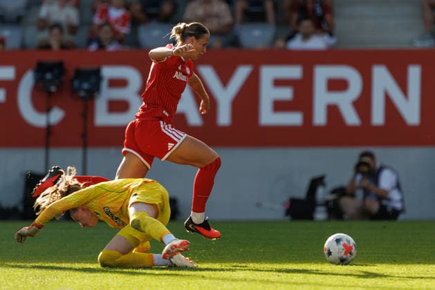 Klara Bühl (17, FC Bayern München) und Anna Reimann (38, SC Freiburg) Tor zum 3 : 1 beim Spiel zwischen FC Bayern München v SC Freiburg, Fussball, Frauen, Google Pixel Frauen-Bundesliga, 2026 2027, 3.Spieltag am 06.09.2026 in München, FC Bayern Campus. DFL and DFB regulations prohibit any use of photographs as image sequences and or quasi-video. Bayern Deutschland *** Klara Bühl, 17, FC Bayern Munich, and Anna Reimann, 38, SC Freiburg, score the goal that makes it 3–1 in the match between FC Bayern Munich and SC Freiburg, soccer, women’s, Google Pixel Women’s Bundesliga, 2026–2027, Matchday 3 on September 6, 2026, in Munich, FC Bayern Campus. DFL and DFB regulations prohibit any use of photographs as image sequences and or quasi-video. Bayern, Germany