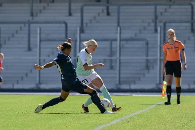 06.09.2026, Fußball, 2. Frauen-Bundesliga, 2026 2027, 5. Spieltag, VfL Bochum - SG 99 Andernach Isabel Pfeiffer (21 Andernach) und Adrienne Jordan (Bochum) kämpfen um den Ball. *** September 6, 2026, Soccer, Women s Bundesliga 2, 2026–2027, Matchday 5, VfL Bochum vs. SG 99 Andernach: Isabel Pfeiffer (21, Andernach) and Adrienne Jordan (Bochum) battle for the ball