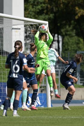 06.09.2026, Fußball, 2. Frauen-Bundesliga, 2026 2027, 5. Spieltag, VfL Bochum - SG 99 Andernach Torhüterin Anne Moll (34 Bochum) fängt den Eckball ab. *** September 6, 2026, Soccer, Women s Bundesliga 2, 2026–2027, Matchday 5, VfL Bochum vs. SG 99 Andernach; Goalie Anne Moll (34, Bochum) intercepts the corner kick