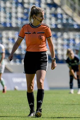 06.09.2026, Fußball, 2. Frauen-Bundesliga, 2026 2027, 5. Spieltag, VfL Bochum - SG 99 Andernach Schiesrichterin Anke Hölscher während des Spiels. *** September 6, 2026, Soccer, Women s Bundesliga 2, 2026–2027 season, Matchday 5, VfL Bochum vs. SG 99 Andernach; Referee Anke Hölscher during the game