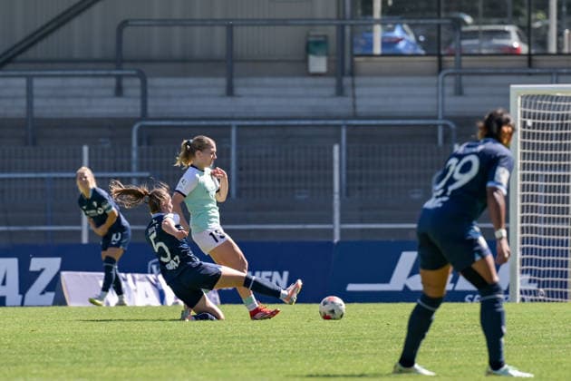 06.09.2026, Fußball, 2. Frauen-Bundesliga, 2026 2027, 5. Spieltag, VfL Bochum - SG 99 Andernach Lilian Huber (5 Bochum) trennt Marlene Ganßer (13 Andernach) vom Ball. *** September 6, 2026, Soccer, Women s Bundesliga 2, 2026–2027, Matchday 5, VfL Bochum vs. SG 99 Andernach: Lilian Huber (5) of Bochum cuts off Marlene Ganßer (13) of Andernach from the ball