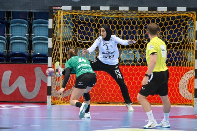 Maie Gomaa (Thueringer HC, 01) pariert einen Siebenmeter von Toni Reinemann (VfL Oldenburg, 04) VfL Oldenburg vs. Thueringer HC, ALSCO Handball Bundesliga Frauen, 2. Spieltag, Saison 2026 2027, 06.09.2026, VfL Oldenburg vs. Thueringer HC, ALSCO Handball Bundesliga Frauen, 2. Spieltag, Saison 2026 2027, 06.09.2026 Oldenburg *** Maie Gomaa (Thüringer HC), 01 saves a seven-meter throw by Toni Reinemann (VfL Oldenburg), 04 VfL Oldenburg vs. Thüringer HC, ALSCO Women s Handball Bundesliga, Matchday 2, 2026–2027 season, September 6, 2026, VfL Oldenburg vs. Thueringer HC, ALSCO Women’s Handball Bundesliga, Matchday 2, 2026–2027 season, September 6, 2026, Oldenburg Copyright: xEibner-Pressefoto RobertxGertzenx EP_RGN