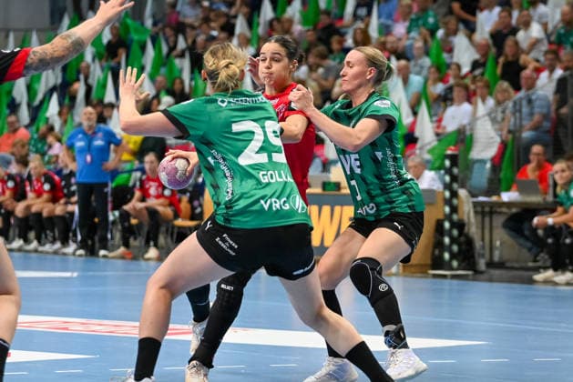 Marcela Arounian (Thueringer HC, 36) gegen Paulina Golla (VfL Oldenburg, 29) und Julika Birnkammer (VfL Oldenburg, 10) VfL Oldenburg vs. Thueringer HC, ALSCO Handball Bundesliga Frauen, 2. Spieltag, Saison 2026 2027, 06.09.2026, VfL Oldenburg vs. Thueringer HC, ALSCO Handball Bundesliga Frauen, 2. Spieltag, Saison 2026 2027, 06.09.2026 Oldenburg *** Marcela Arounian (Thüringer HC), 36, vs. Paulina Golla (VfL Oldenburg), 29, and Julika Birnkammer (VfL Oldenburg), 10; VfL Oldenburg vs. Thüringer HC, ALSCO Women’s Handball Bundesliga, Matchday 2, 2026–2027 Season, September 6, 2026, VfL Oldenburg vs. Thueringer HC, ALSCO Women’s Handball Bundesliga, Matchday 2, 2026–2027 Season, September 6, 2026, Oldenburg Copyright: xEibner-Pressefoto RobertxGertzenx EP_RGN