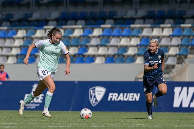 06.09.2026, Fußball, 2. Frauen-Bundesliga, 2026 2027, 5. Spieltag, VfL Bochum - SG 99 Andernach Malou Müller (27 Andernach) läuft mit dem Ball in Richtung Strafraum. Sarah Freutel (Bochum) läuft sie an. *** September 6, 2026, Soccer, Women s Bundesliga 2, 2026–2027, Matchday 5, VfL Bochum vs. SG 99 Andernach: Malou Müller (27, Andernach) runs toward the penalty area with the ball; Sarah Freutel (Bochum) closes in on her