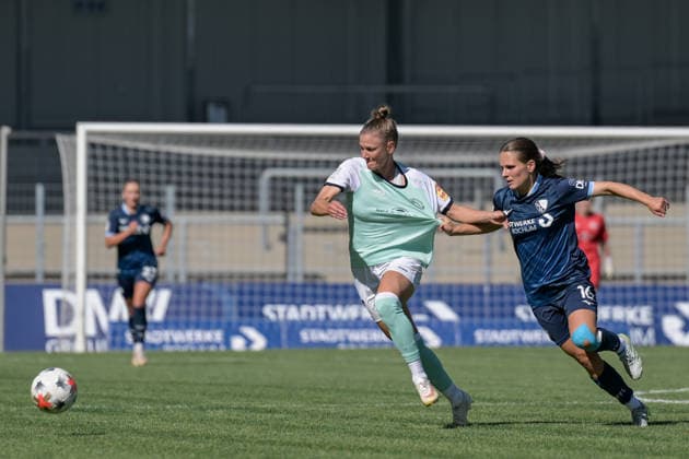 06.09.2026, Fußball, 2. Frauen-Bundesliga, 2026 2027, 5. Spieltag, VfL Bochum - SG 99 Andernach Carolin Schraa (Andernach) wird hier von Emely Joester (16 Bochum) am Trikot gezogen. *** September 6, 2026, Soccer, Women s Bundesliga 2, 2026–2027, Matchday 5, VfL Bochum vs. SG 99 Andernach. Carolin Schraa of Andernach has her jersey pulled by Emely Joester (No. 16) of Bochum.