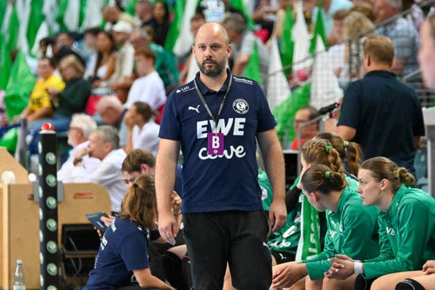 Niels Boetel (VfL Oldenburg, Trainer) VfL Oldenburg vs. Thueringer HC, ALSCO Handball Bundesliga Frauen, 2. Spieltag, Saison 2026 2027, 06.09.2026, VfL Oldenburg vs. Thueringer HC, ALSCO Handball Bundesliga Frauen, 2. Spieltag, Saison 2026 2027, 06.09.2026 Oldenburg *** Niels Boetel, VfL Oldenburg, Coach, VfL Oldenburg vs. Thueringer HC, ALSCO Women s Handball Bundesliga, Matchday 2, 2026–2027 Season, September 6, 2026, VfL Oldenburg vs. Thueringer HC, ALSCO Women’s Handball Bundesliga, Matchday 2, 2026–2027 Season, September 6, 2026, Oldenburg Copyright: xEibner-Pressefoto RobertxGertzenx EP_RGN