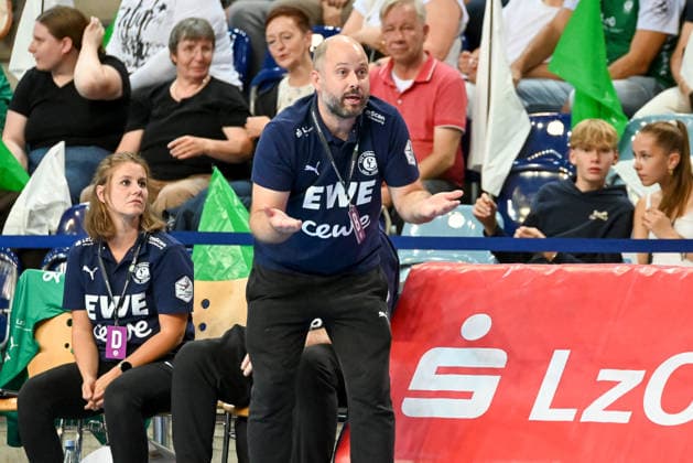 Niels Boetel (VfL Oldenburg, Trainer) gestikuliert VfL Oldenburg vs. Thueringer HC, ALSCO Handball Bundesliga Frauen, 2. Spieltag, Saison 2026 2027, 06.09.2026, VfL Oldenburg vs. Thueringer HC, ALSCO Handball Bundesliga Frauen, 2. Spieltag, Saison 2026 2027, 06.09.2026 Oldenburg *** Niels Boetel of VfL Oldenburg, coach gesturing during VfL Oldenburg vs. Thueringer HC, ALSCO Women s Handball Bundesliga, Matchday 2, 2026–2027 season, September 6, 2026, VfL Oldenburg vs. Thueringer HC, ALSCO Women’s Handball Bundesliga, Matchday 2, 2026–2027 season, September 6, 2026, Oldenburg Copyright: xEibner-Pressefoto RobertxGertzenx EP_RGN