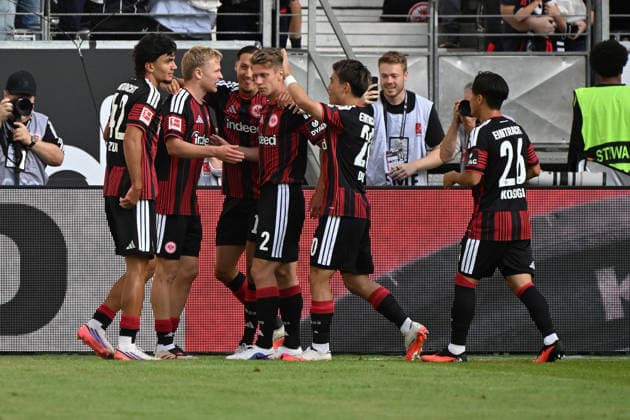06.09.2026, xjhx, Fussball 1.Bundesliga, Eintracht Frankfurt - FC Augsburg v.l. Torjubel nach dem Tor zum celebrating the goal celebrate 1:0 durch Jonathan Jonny Burkardt (Eintracht Frankfurt) (DFL DFB REGULATIONS PROHIBIT ANY USE OF PHOTOGRAPHS as IMAGE SEQUENCES and or QUASI-VIDEO) Frankfurt am Main *** September 6, 2026, xjhx, Soccer, Bundesliga 1, Eintracht Frankfurt vs. FC Augsburg: Goal celebration after Jonathan Jonny Burkardt scored the 1–0 goal for Eintracht Frankfurt. DFL, DFB regulations prohibit any use of photographs as image sequences and or quasi-video. Frankfurt am Main