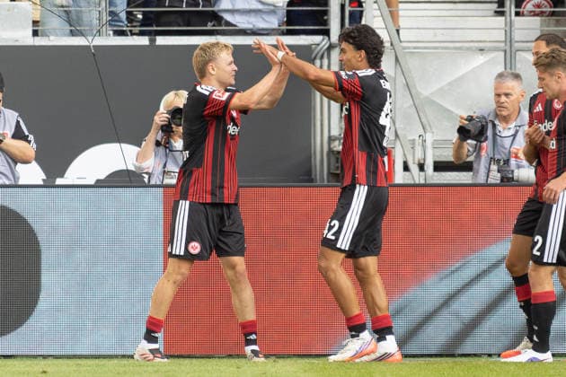 1. Fussball Bundesliga: Eintracht Frankfurt - FC Augsburg, 06.09.2026 Jonathan Burkardt (Eintracht Frankfurt 9) erzielte das Tor den Treffer zum 1:0 und jubelt, feiert mit Can Uzun (Eintracht Frankfurt 42), Eintracht Frankfurt - FC Augsburg, Frankfurt, Deutsche Bank Park, 6.9.2026 *** 1 German Bundesliga: Eintracht Frankfurt vs. FC Augsburg, September 6, 2026: Jonathan Burkardt of Eintracht Frankfurt scored the goal that made it 1–0 and celebrates with Can Uzun (No. 42) of Eintracht Frankfurt. Eintracht Frankfurt vs. FC Augsburg, Frankfurt, Deutsche Bank Park, September 6, 2026 Copyright: xBEAUTIFULxSPORTS Gawlikx