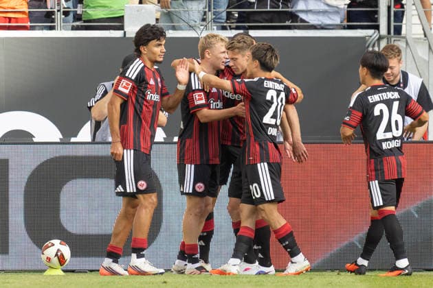 1. Fussball Bundesliga: Eintracht Frankfurt - FC Augsburg, 06.09.2026 Jonathan Burkardt (Eintracht Frankfurt 9) erzielte das Tor den Treffer zum 1:0 und jubelt feiert mit Ritsu Doan (Eintracht Frankfurt 20) und Can Uzun (Eintracht Frankfurt 42) und Elias Baum (Eintracht Frankfurt 2), Eintracht Frankfurt - FC Augsburg, Frankfurt, Deutsche Bank Park, 6.9.2026 *** 1 Bundesliga: Eintracht Frankfurt vs. FC Augsburg, September 6, 2026 Jonathan Burkardt of Eintracht Frankfurt scored the goal to make it 1–0 and celebrates with Ritsu Doan (Eintracht Frankfurt 20), Can Uzun (Eintracht Frankfurt 42), and Elias Baum (Eintracht Frankfurt 2), Eintracht Frankfurt vs. FC Augsburg, Frankfurt, Deutsche Bank Park, September 6, 2026 Copyright: xBEAUTIFULxSPORTS Gawlikx