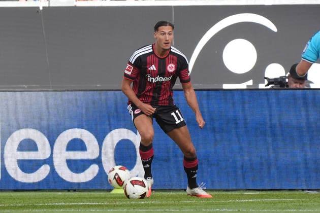 Younes Ebnoutalib (Eintracht Frankfurt) flankt und bereitet das Kopfballtor von Jonathan Burkardt (Eintracht Frankfurt) zum 1:0 vor - 06.09.2026 Bundesliga, Saison 26 27: Eintracht Frankfurt vs. FC Augsburg, Deutsche Bank Park, 2. Spieltag *** Younes Ebnoutalib of Eintracht Frankfurt delivers a cross and sets up Jonathan Burkardt s header, giving Eintracht Frankfurt a 1–0 lead on September 6, 2026, in the Bundesliga, Season 26–27: Eintracht Frankfurt vs. FC Augsburg at Deutsche Bank Park, Matchday 2
