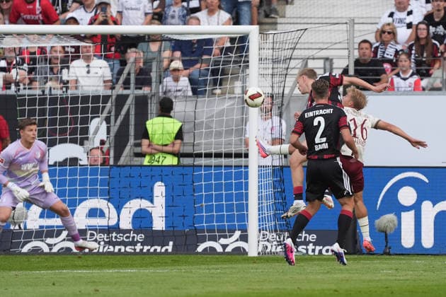 Kopfballtor von Jonathan Burkardt (Eintracht Frankfurt) zum 1:0 gegen Hennes Behrens (FC Augsburg) - 06.09.2026 Bundesliga, Saison 26 27: Eintracht Frankfurt vs. FC Augsburg, Deutsche Bank Park, 2. Spieltag *** Header goal by Jonathan Burkardt of Eintracht Frankfurt, 1–0 against Hennes Behrens of FC Augsburg, September 6, 2026, Bundesliga, 2026–27 season, Eintracht Frankfurt vs. FC Augsburg, Deutsche Bank Park, Matchday 2