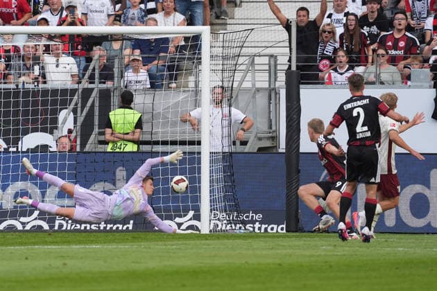 Kopfballtor von Jonathan Burkardt (Eintracht Frankfurt) zum 1:0 gegen Hennes Behrens (FC Augsburg) und Torwart Finn Dahmen (FC Augsburg) - 06.09.2026 Bundesliga, Saison 26 27: Eintracht Frankfurt vs. FC Augsburg, Deutsche Bank Park, 2. Spieltag *** Header goal by Jonathan Burkardt (Eintracht Frankfurt) to make it 1–0 against Hennes Behrens (FC Augsburg) and goalkeeper Finn Dahmen (FC Augsburg), September 6, 2026, Bundesliga, 2026–27 season, Eintracht Frankfurt vs. FC Augsburg, Deutsche Bank Park, Matchday 2