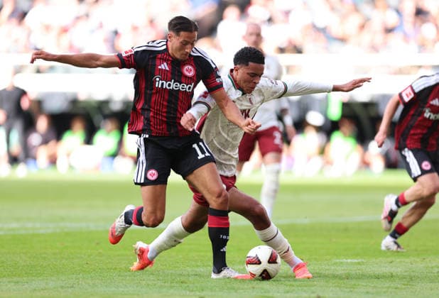 06.09.2026, Fussball Bundesliga, Eintracht Frankfurt - FC Augsburg, v.l., Younes Ebnoutalib (Eintracht Frankfurt), Noahkai Banks (FC Augsburg) DFL DFB REGULATIONS PROHIBIT ANY USE OF PHOTOGRAPHS AS IMAGE SEQUENCES AND OR QUASI-VIDEO. xdcx *** September 6, 2026, German Bundesliga, Eintracht Frankfurt vs. FC Augsburg, from left, Younes Ebnoutalib (Eintracht Frankfurt), Noahkai Banks (FC Augsburg). DFL and DFB regulations prohibit any use of photographs as image sequences and or quasi-video. xdcx Copyright: HMBxMedia Claus