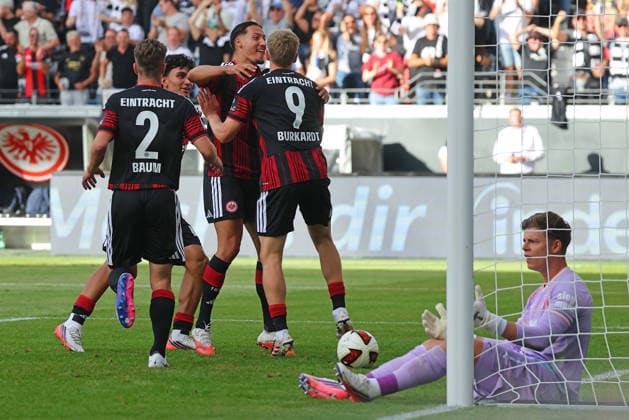 Frankfurt, Deutschland 06. September 2026: 1. BL - 2026 2027 - Sp. 2 - Eintracht Frankfurt gegen FC Augsburg Im Bild: Torschütze Jonathan Burkardt (Frankfurt)(4.v.li.) freut sich mit seinen Teamkollegen über sein Tor zum 1:0 DFL DFB regulations prohibit any use of photographs as image sequences and or quasi-video Deutsche Bank Park Hessen *** Frankfurt, Germany September 6, 2026 Bundesliga 2026–2027, Matchday 2: Eintracht Frankfurt vs. FC Augsburg. Pictured: Goal scorer Jonathan Burkardt (Frankfurt, 4th from left) celebrates with his teammates after scoring the 1–0 goal. DFL and DFB regulations prohibit any use of photographs as image sequences or or quasi-video. Deutsche Bank Park, Hesse Copyright: xFotostandx xRacochax