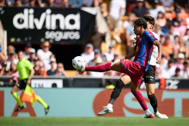 Valencia CF v FC Barcelona, Barca - LaLiga EA Sports 2026 27 VALENCIA, SPAIN - SEPTEMBER 6: Lamine Yamal of FC Barcelona shooting to goal during the LaLiga EA Sports 2026 27 match between Valencia CF and FC Barcelona at Mestalla Stadium on September 6, 2026, in Valencia, Spain. (Photo by Francisco Macia Photo Players Images Magara Press) Valencia Mestalla Stadium Spain Copyright: xFranciscoxMaciax