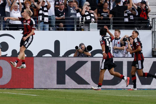 v.l.n.r.: Torschuetze, Scorer Jonathan Burkardt (Eintracht Frankfurt), Jubel nach seinem Tor zum 1:0, jubelnd, bejubelt, jubelt, jubeln, Cheers after the goal, cheering, celebrated, cheers, cheering, emotions im Bundesliga-Spiel zwischen Eintracht Frankfurt und dem FC Augsburg in der Deutsche Bank Park, Frankfurt am Main, Deutschland, am 6. September 2026. in action during the Bundesliga match between Eintracht Frankfurt and FC Augsburg at the Deutsche Bank Park, Frankfurt am Main, Germany, on September 6, 2026. DFB DFL REGULATIONS PROHIBIT ANY USE OF PHOTOGRAPHS AS IMAGE SEQUENCES AND OR QUASI-VIDEO, *** From left to right: Goal scorer Jonathan Burkardt of Eintracht Frankfurt, Celebrating after his 1–0 goal, cheering, celebrated, cheers, cheering, emotions during the Bundesliga match between Eintracht Frankfurt and FC Augsburg at Deutsche Bank Park, Frankfurt am Main, Germany, on September 6, 2026, in action during the Bundesliga match between Eintracht Frankfurt and FC Augsburg at Deutsche Bank Park, Frankfurt am Main, Germany, on September 6, 2026 DFB and DFL regulations prohibit any use of photographs as image sequences and or quasi-video, Copyright: HMBxMedia xHeikoxBecker