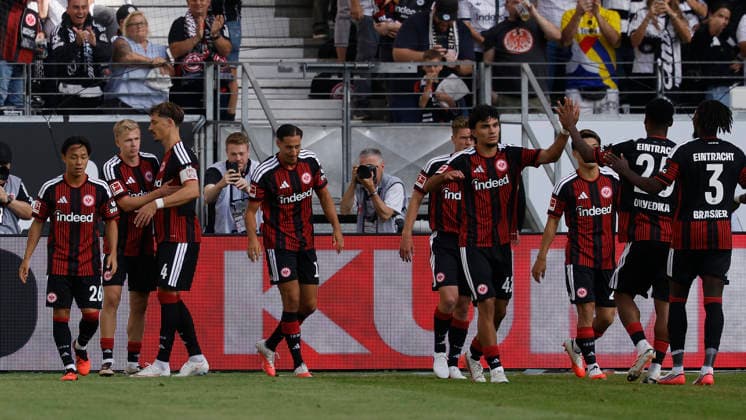 Jubel nach dem Tor zum 1:0, jubelnd, bejubelt, jubelt, jubeln, Cheers after the goal, cheering, celebrated, cheers, cheering, emotions um den Torschuetze, Scorer Jonathan Burkardt (Eintracht Frankfurt), im Bundesliga-Spiel zwischen Eintracht Frankfurt und dem FC Augsburg in der Deutsche Bank Park, Frankfurt am Main, Deutschland, am 6. September 2026. in action during the Bundesliga match between Eintracht Frankfurt and FC Augsburg at the Deutsche Bank Park, Frankfurt am Main, Germany, on September 6, 2026. DFB DFL REGULATIONS PROHIBIT ANY USE OF PHOTOGRAPHS AS IMAGE SEQUENCES AND OR QUASI-VIDEO, *** Celebrations after the 1-0 goal; cheering, celebrated, cheers, cheering; emotions surrounding the goal scorer, scorer Jonathan Burkardt of Eintracht Frankfurt, in action during the Bundesliga match between Eintracht Frankfurt and FC Augsburg at Deutsche Bank Park, Frankfurt am Main, Germany, on September 6, 2026, 2026 DFB and DFL regulations prohibit any use of photographs as image sequences and or quasi-video, Copyright: HMBxMedia xHeikoxBecker