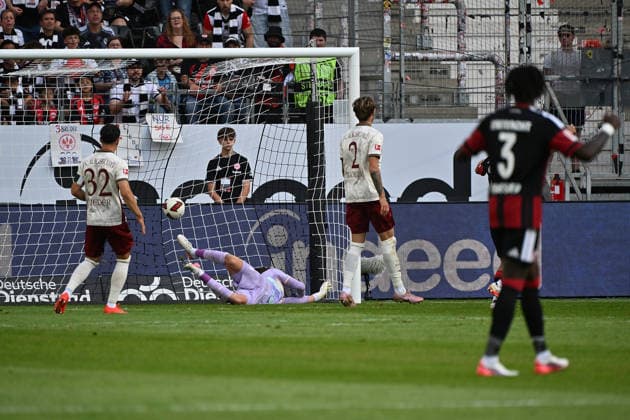 06.09.2026, xjhx, Fussball 1.Bundesliga, Eintracht Frankfurt - FC Augsburg v.l. TJonathan Jonny Burkardt (Eintracht Frankfurt) Torschuetze, erzielt das Tor, Treffer, scores the goal 1:0 Finn Dahmen (FC Augsburg) (DFL DFB REGULATIONS PROHIBIT ANY USE OF PHOTOGRAPHS as IMAGE SEQUENCES and or QUASI-VIDEO) Frankfurt am Main *** September 6, 2026, xjhx, Soccer, Bundesliga 1, Eintracht Frankfurt vs. FC Augsburg – Jonathan Jonny Burkardt (Eintracht Frankfurt) scores the goal, goal, scores the goal 1–0 Finn Dahmen FC Augsburg DFL DFB REGULATIONS PROHIBIT ANY USE OF PHOTOGRAPHS as IMAGE SEQUENCES and or QUASI-VIDEO Frankfurt am Main