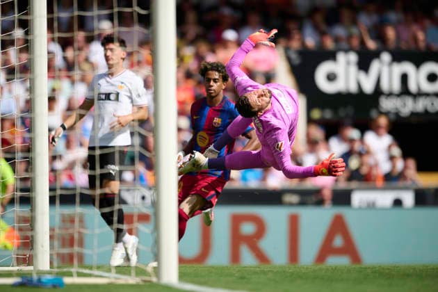 Valencia CF v FC Barcelona, Barca - LaLiga EA Sports 2026 27 VALENCIA, SPAIN - SEPTEMBER 6: Lamine Yamal of FC Barcelona shooting to goal during the LaLiga EA Sports 2026 27 match between Valencia CF and FC Barcelona at Mestalla Stadium on September 6, 2026, in Valencia, Spain. (Photo by Francisco Macia Photo Players Images Magara Press) Valencia Mestalla Stadium Spain Copyright: xFranciscoxMaciax
