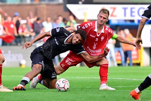 KV Kortrijk v SV Zulte Waregem - Jupiler Pro League KORTRIJK, BELGIUM - SEPTEMBER 06 : Ementa Anosike forward of SV Zulte Waregem with Ruyssen Gilles defender of KV Kortrijk during the Jupiler Pro League match between KV Kortrijk and SV Zulte Waregem on September 6, 2026 in Kortrijk, Belgium, 06 09 2026 Kortrijk Belgium  Copyright: xJanxDexMeuleneirx