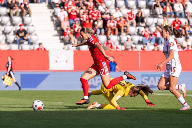 Klara Bühl 17 (FC Bayern Muenchen) springt ueber Anna Reimann 38 (SC Freiburg) und laueft zum leeren Tor, FC Bayern Frauen Muenchen - SC Freiburg, Google Pixel Frauenbundesliga, 3. Spieltag, 06.09.26 DFB regulations prohibit any use of photographs as image sequences and or quasi-video. (kolbert-press) Muenchen Bayern Deutschland *** Klara Bühl (17, FC Bayern Munich) jumps over Anna Reimann (38, SC Freiburg) and runs toward the empty net, FC Bayern Munich Women vs. SC Freiburg, Google Pixel Women s Bundesliga, Matchday 3, 06 09 26 DFB regulations prohibit any use of photographs as image sequences and or quasi-video; Kolbert Press, Munich, Bayern, Germany Copyright: xkolbert-press UlrichxGamelx