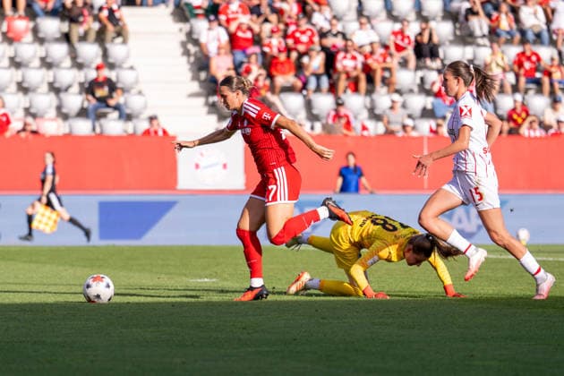 Klara Bühl 17 (FC Bayern Muenchen) springt ueber Anna Reimann 38 (SC Freiburg) und laueft zum leeren Tor, FC Bayern Frauen Muenchen - SC Freiburg, Google Pixel Frauenbundesliga, 3. Spieltag, 06.09.26 DFB regulations prohibit any use of photographs as image sequences and or quasi-video. (kolbert-press) Muenchen Bayern Deutschland *** Klara Bühl (17, FC Bayern Munich) jumps over Anna Reimann (38, SC Freiburg) and runs toward the empty net, FC Bayern Munich Women vs. SC Freiburg, Google Pixel Women s Bundesliga, Matchday 3, 06 09 26 DFB regulations prohibit any use of photographs as image sequences and or quasi-video; Kolbert Press, Munich, Bayern, Germany Copyright: xkolbert-press UlrichxGamelx