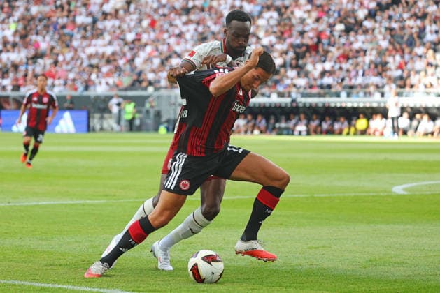 Frankfurt, Deutschland 06. September 2026: 1. BL - 2026 2027 - Sp. 2 - Eintracht Frankfurt gegen FC Augsburg Im Bild: v. li. im Zweikampf Chrislain Matsima (FCA) gegen Younes Ebnoutalib (Frankfurt). DFL DFB regulations prohibit any use of photographs as image sequences and or quasi-video Deutsche Bank Park Hessen *** Frankfurt, Germany September 6, 2026 Bundesliga 2026–2027 Matchday 2: Eintracht Frankfurt vs. FC Augsburg Pictured from left: Chrislain Matsima (FCA) in a tackle against Younes Ebnoutalib (Frankfurt) DFL and DFB regulations prohibit any use of photographs as image sequences and or quasi-video. Deutsche Bank Park, Hesse Copyright: xFotostandx xRacochax