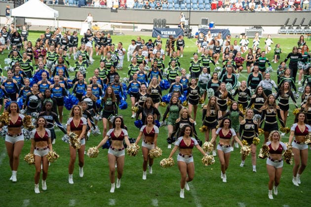 Deutschland: 06.09.2026, The AFLE Gold Bowl 2026 - Panthers Wroclaw vs. Vienna Vikings, Schauinsland-Reisen-Arena (Duisburg): Die Cheerleader haben ein neuen Rekord aufgestellt mit den meisten Cheerleadern in der Luft Duisburg Deutschland Copyright: xMijoxLubecx