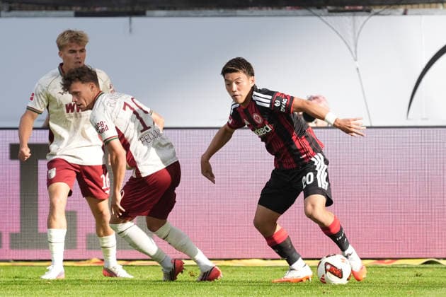 Ritsu Doan (Eintracht Frankfurt) gegen Robin Fellhauer (FC Augsburg), Hennes Behrens (FC Augsburg) - 06.09.2026 Bundesliga, Saison 26 27: Eintracht Frankfurt vs. FC Augsburg, Deutsche Bank Park, 2. Spieltag *** Ritsu Doan (Eintracht Frankfurt) vs. Robin Fellhauer (FC Augsburg), Hennes Behrens (FC Augsburg) – September 6, 2026, Bundesliga, 2026–2027 season, Eintracht Frankfurt vs. FC Augsburg, Deutsche Bank Park, Matchday 2