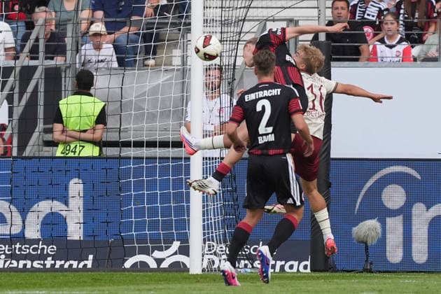 Kopfballtor von Jonathan Burkardt (Eintracht Frankfurt) zum 1:0 gegen Hennes Behrens (FC Augsburg) - 06.09.2026 Bundesliga, Saison 26 27: Eintracht Frankfurt vs. FC Augsburg, Deutsche Bank Park, 2. Spieltag *** Header goal by Jonathan Burkardt of Eintracht Frankfurt, making the score 1–0 against Hennes Behrens of FC Augsburg, September 6, 2026, Bundesliga, Season 26–27, Eintracht Frankfurt vs. FC Augsburg, Deutsche Bank Park, Matchday 2