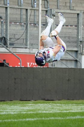 Deutschland: 06.09.2026, The AFLE Gold Bowl 2026 - Panthers Wroclaw vs. Vienna Vikings, Schauinsland-Reisen-Arena (Duisburg): Vienna Vikings Florian Bierbaumer macht ein Salto als Jubel Duisburg Deutschland Copyright: xMijoxLubecx
