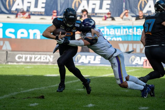 Deutschland: 06.09.2026, The AFLE Gold Bowl 2026 - Panthers Wroclaw vs. Vienna Vikings, Schauinsland-Reisen-Arena (Duisburg): Panthers Wroclaw Jameson Wang mit Vienna Vikings Florian Bierbaumer im Zweikampf um den Ball Duisburg Deutschland Copyright: xMijoxLubecx