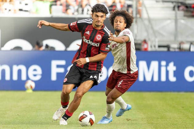 1. Fussball Bundesliga: Eintracht Frankfurt - FC Augsburg, 06.09.2026 Can Uzun (Eintracht Frankfurt 42) am Ball und Han-Noah Massengo (FC Augsburg 4) an ihm dran, Eintracht Frankfurt - FC Augsburg, Frankfurt, Deutsche Bank Park, 6.9.2026 *** 1 Bundesliga: Eintracht Frankfurt vs. FC Augsburg, September 6, 2026. Can Uzun (Eintracht Frankfurt) has the ball (42), with Han Noah Massengo (FC Augsburg) marking him (4). Eintracht Frankfurt vs. FC Augsburg, Frankfurt, Deutsche Bank Park, September 6, 2026 Copyright: xBEAUTIFULxSPORTS Gawlikx