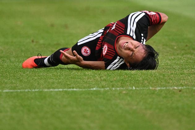 06.09.2026, xjhx, Fussball 1.Bundesliga, Eintracht Frankfurt - FC Augsburg v.l. Keita Kosugi (Eintracht Frankfurt) verletzt, Verletzung, Schmerz, Schmerzen (DFL DFB REGULATIONS PROHIBIT ANY USE OF PHOTOGRAPHS as IMAGE SEQUENCES and or QUASI-VIDEO) Frankfurt am Main *** September 6, 2026, xjhx, Soccer, Bundesliga 1, Eintracht Frankfurt vs. FC Augsburg, Keita Kosugi (Eintracht Frankfurt) injured, injury, pain, DFL DFB REGULATIONS PROHIBIT ANY USE OF PHOTOGRAPHS AS IMAGE SEQUENCES AND OR QUASI-VIDEO, Frankfurt am Main