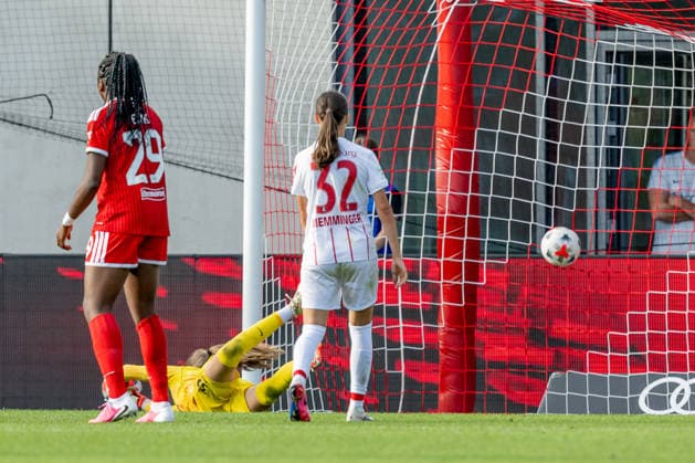 Edna Imade (FC Bayern Muenchen Frauen, 29) und Emma Memminger (SC Freiburg, 32) beobachten, wie der Ball zum 4:1 - Endstand im Tor von Anna Reimann (Torfrau, SC Freiburg, 38) einschlaegt GER, FC Bayern Muenchen Frauen vs. SC Freiburg, Fussball, Google Pixel Frauen-Bundesliga, 3. Spieltag, Saison 2026 2027, 06.09.2026 (DFL DFB REGULATIONS PROHIBIT ANY USE OF PHOTOGRAPHS as IMAGE SEQUENCES and or QUASI-VIDEO). Foto: HMB Media Heike Feiner *** Edna Imade of FC Bayern Munich Women, 29, and Emma Memminger of SC Freiburg, 32, watch as the ball finds the back of the net for the 4–1 final score, past goalkeeper Anna Reimann of SC Freiburg, 38, GER, FC Bayern Munich Women vs. SC Freiburg, Soccer, Google Pixel Women’s Bundesliga, Matchday 3, 2026–2027 season, September 6, 2026 DFL DFB regulations prohibit any use of photographs as image sequences and or quasi-video. Photo: HMB Media, Heike Feiner Copyright: HMBxMedia HeikexFeiner