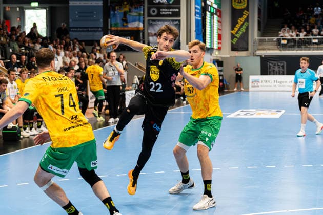 Hagen, Deutschland 06. September 2026: 2. HBL - 2026 2027 - Sp. 2 - VfL Eintracht Hagen gegen HSC 2000 Coburg Im Bild: v. li. im Zweikampf Marin Lisac (HSC) und Dustin Kraus (Hagen) Ischelandhalle Nordrhein Westfalen Copyright: xFotostandx xKruczynskix