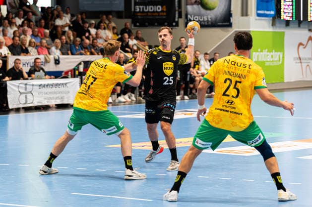 Hagen, Deutschland 06. September 2026: 2. HBL - 2026 2027 - Sp. 2 - VfL Eintracht Hagen gegen HSC 2000 Coburg Im Bild: v. li. im Zweikampf Dustin Kraus (Hagen) und Jakob Knauer (HSC) Ischelandhalle Nordrhein Westfalen Copyright: xFotostandx xKruczynskix