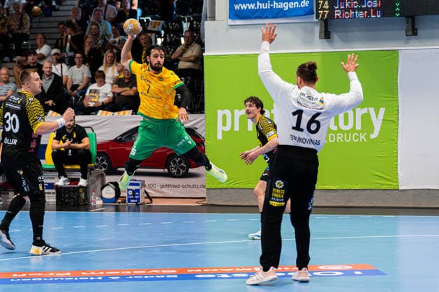 Hagen, Deutschland 06. September 2026: 2. HBL - 2026 2027 - Sp. 2 - VfL Eintracht Hagen gegen HSC 2000 Coburg Im Bild: v. li. im Zweikampf Pouya Norouzinezhad (Hagen) und Torwart Petros Boukovinas (HSC) Ischelandhalle Nordrhein Westfalen Copyright: xFotostandx xKruczynskix