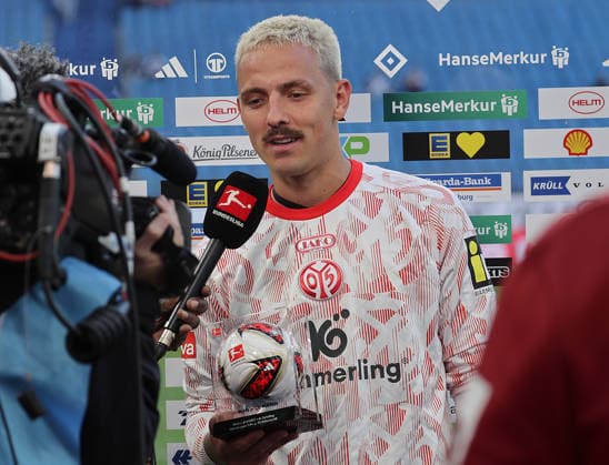 Man of the match Phillip Tietz (1.FSV Mainz 05) Fussball, Herren, Saison 2026 2027,1.Liga, Volksparkstadion, Hamburger SV gegen Mainz 05, 0-5 DFL REGULATIONS PROHIBIT ANY USE OF PHOTOGRAPHS AS IMAGE SEQUENCES AND OR QUASI-VIDEO. *** Man of the Match: Phillip Tietz, 1 FSV Mainz 05 Soccer, Men s, 2026–2027 season, 1. Bundesliga, Volksparkstadion, Hamburger SV vs. Mainz 05, 0–5. DFL regulations prohibit any use of photographs as image sequences and or quasi-video.