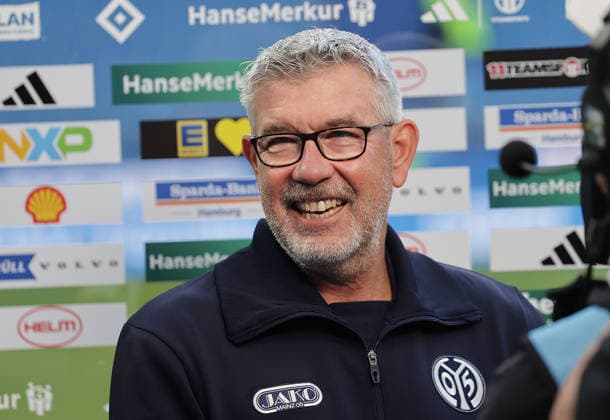 Trainer Urs Fischer (1.FSV Mainz 05) Fussball, Herren, Saison 2026 2027,1.Liga, Volksparkstadion, Hamburger SV gegen Mainz 05, 0-5 DFL REGULATIONS PROHIBIT ANY USE OF PHOTOGRAPHS AS IMAGE SEQUENCES AND OR QUASI-VIDEO. *** Coach Urs Fischer, 1 FSV Mainz 05 Soccer, Men s, 2026–2027 season, 1. Bundesliga, Volksparkstadion, Hamburger SV vs. Mainz 05, 0–5. DFL regulations prohibit any use of photographs as image sequences and or quasi-video.