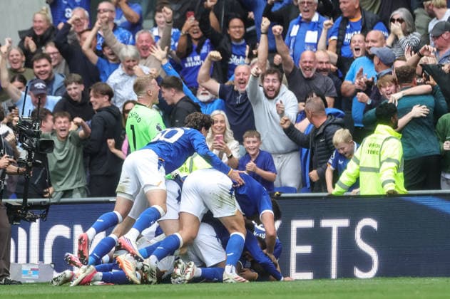 Everton v Manchester United, ManU - Premier League 2026 27 Ainsley Maitland-Niles of Everton celebrates his goal to make the score 2-2 with teammates during the Premier League match between Everton and Manchester United at Hill Dickinson Stadium in Liverpool, United Kingdom, on September 6, 2026. Liverpool United Kingdom  Copyright: xNewsxImagesx originalFilename:cosgrove-premierl260906_nphss.jpg