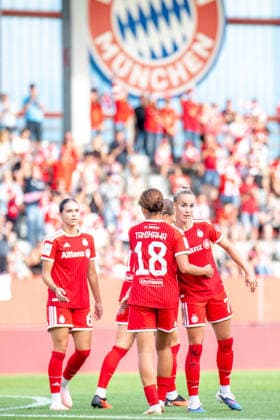 Momoko Tanikawa (18 Bayern), Giulia Gwinn (7 FC Bayern) und Klara Bühl (17 FC Bayern) jubeln über das Tor zum 4-1 beim Google Pixel Frauen Bundesligaspiel FC Bayern München - SC Freiburg am 06.09.2026. München FC Bayern Campus Bayern Deutschland *** Momoko Tanikawa (18, Bayern), Giulia Gwinn (7, FC Bayern), and Klara Bühl (17, FC Bayern) celebrate the goal that made the score 4–1 in the Google Pixel Women s Bundesliga match between FC Bayern Munich and SC Freiburg on September 6, 2026, at the FC Bayern Campus in Munich, Bavaria, Germany.