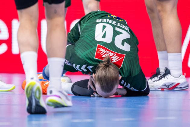 Antonio Metzner (GWD Minden, 20) geht zu Boden und haelt sich das Knie GER, GWD Minden vs. TuSEM Essen, Handball, 2. Bundesliga, 2. Spieltag, Spielzeit 2026 2027, 06.09.2026 GER, GWD Minden vs. TuSEM Essen, Handball, 2. Bundesliga, 2. Spieltag, Spielzeit 2026 2027, 06.09.2026 Minden Copyright: xEibner-Pressefoto JanxRollingerx EP_JSK